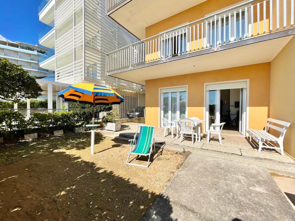 Villa Fronte Mare-Carraro Immobiliare Jesolo - Family Apartments Buitenkant foto