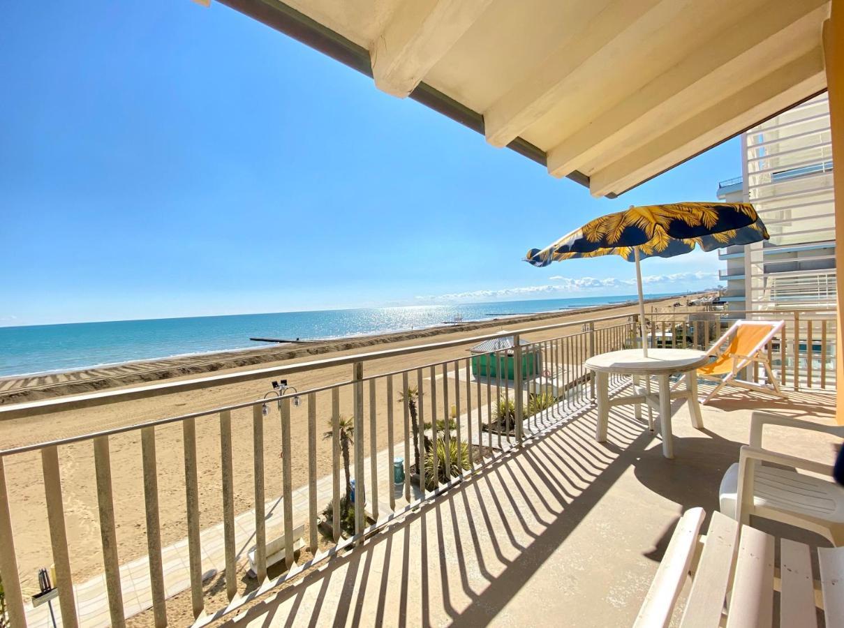 Villa Fronte Mare-Carraro Immobiliare Jesolo - Family Apartments Buitenkant foto